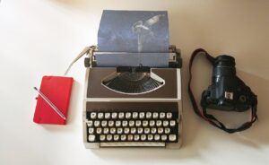 typewriter, imagination, bird-2794560.jpg